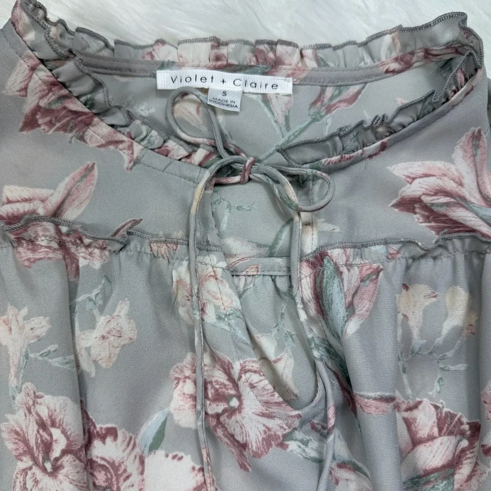 Violet & Claire Floral Blouse in Soft Gray and Pink - Picture 3 of 4